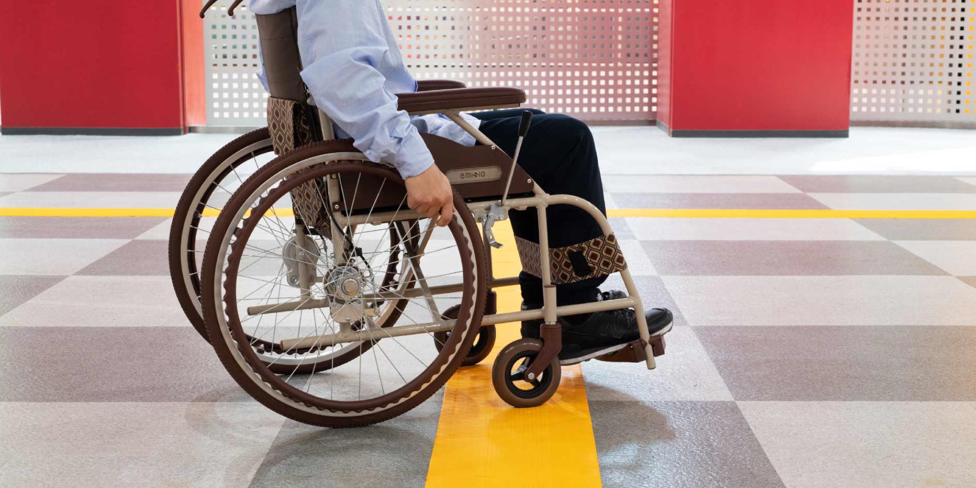 Image of wheelchair user crossing over Hodokun.