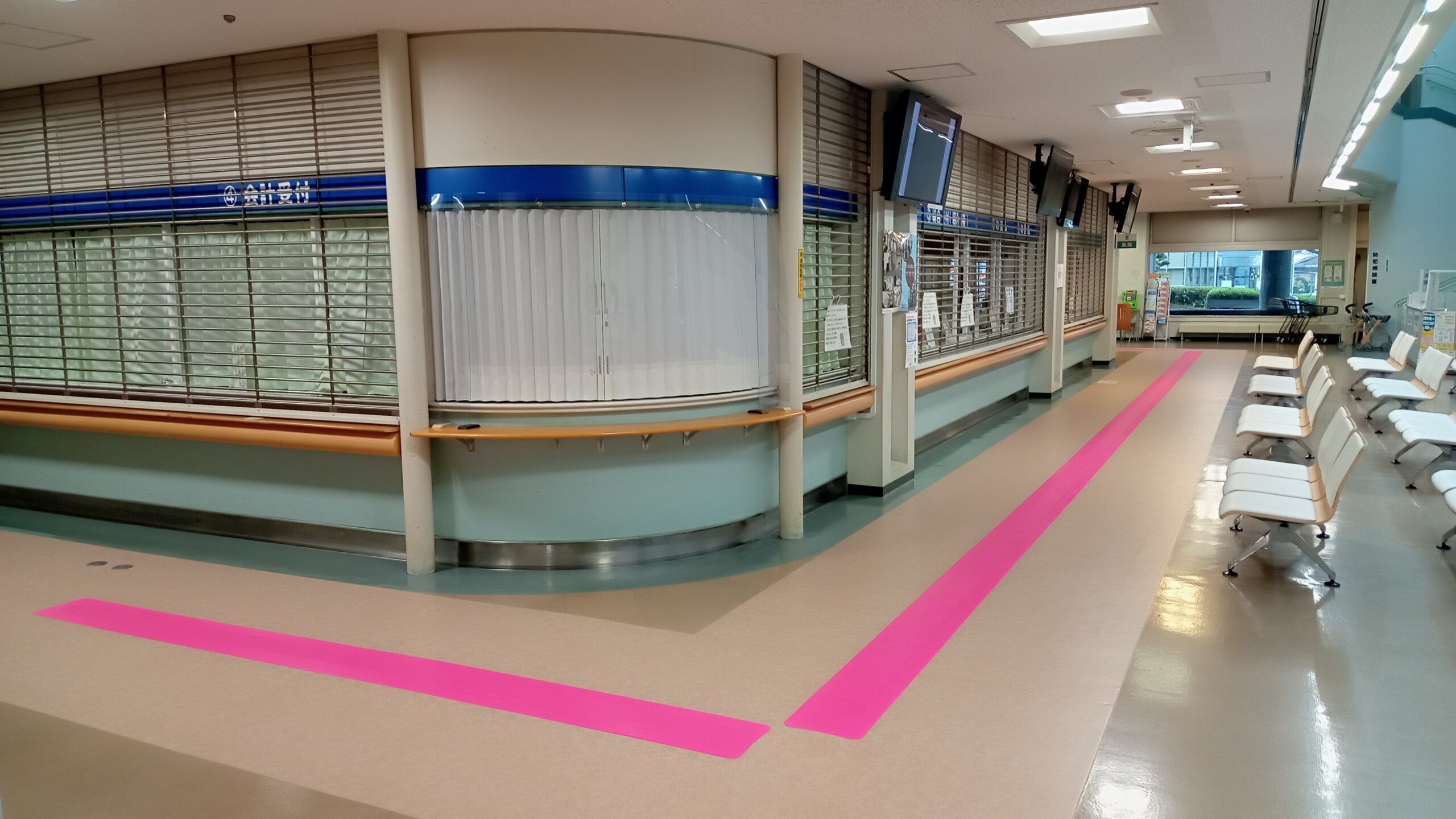 A pink hodokun has been installed in the middle of the corridor to guide people from the hospital entrance to the accounting counter.