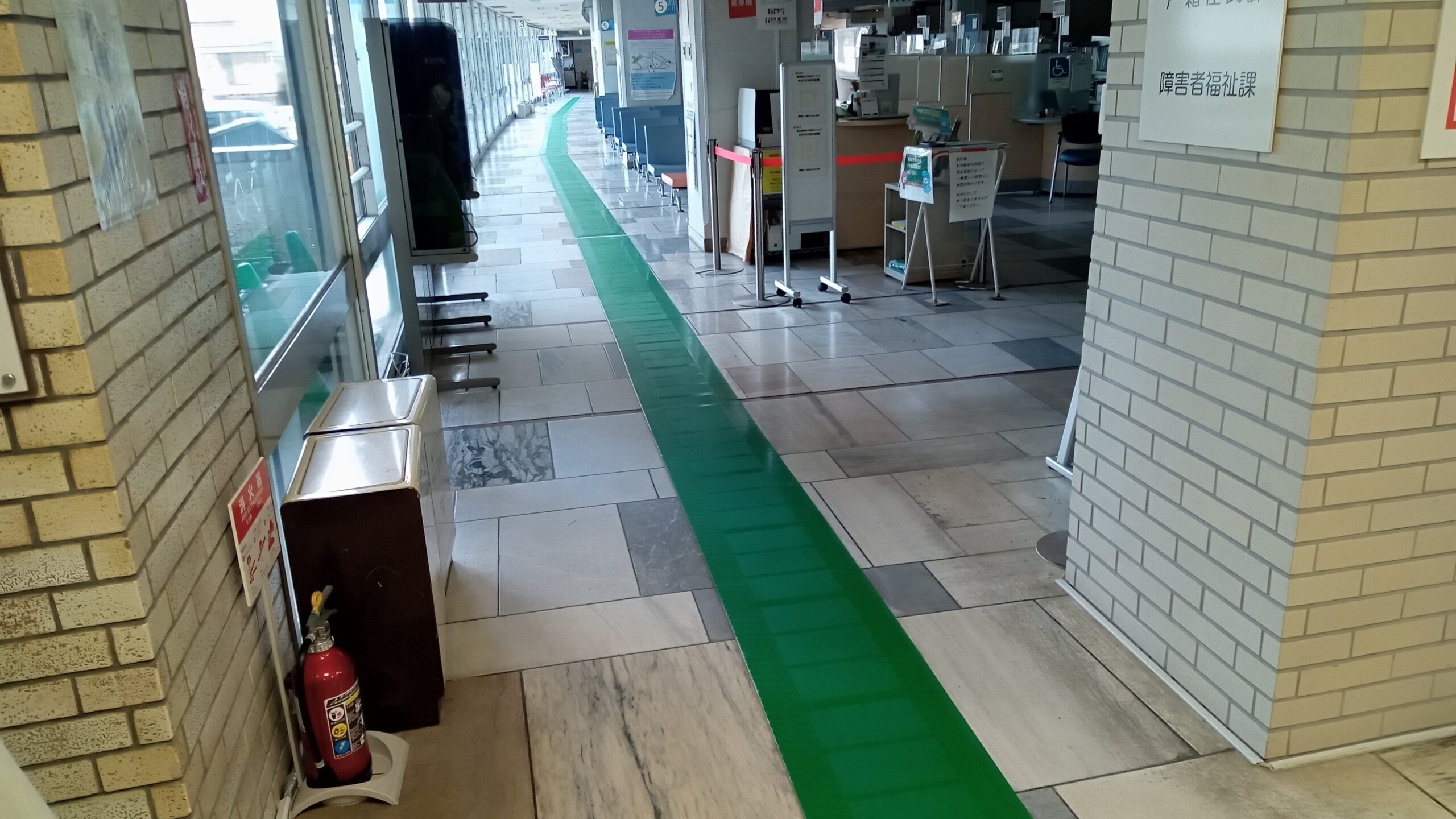 A green hodokun has been installed in the centre of the curved corridor and is used to guide visitors from reception to the Disability Welfare Section.