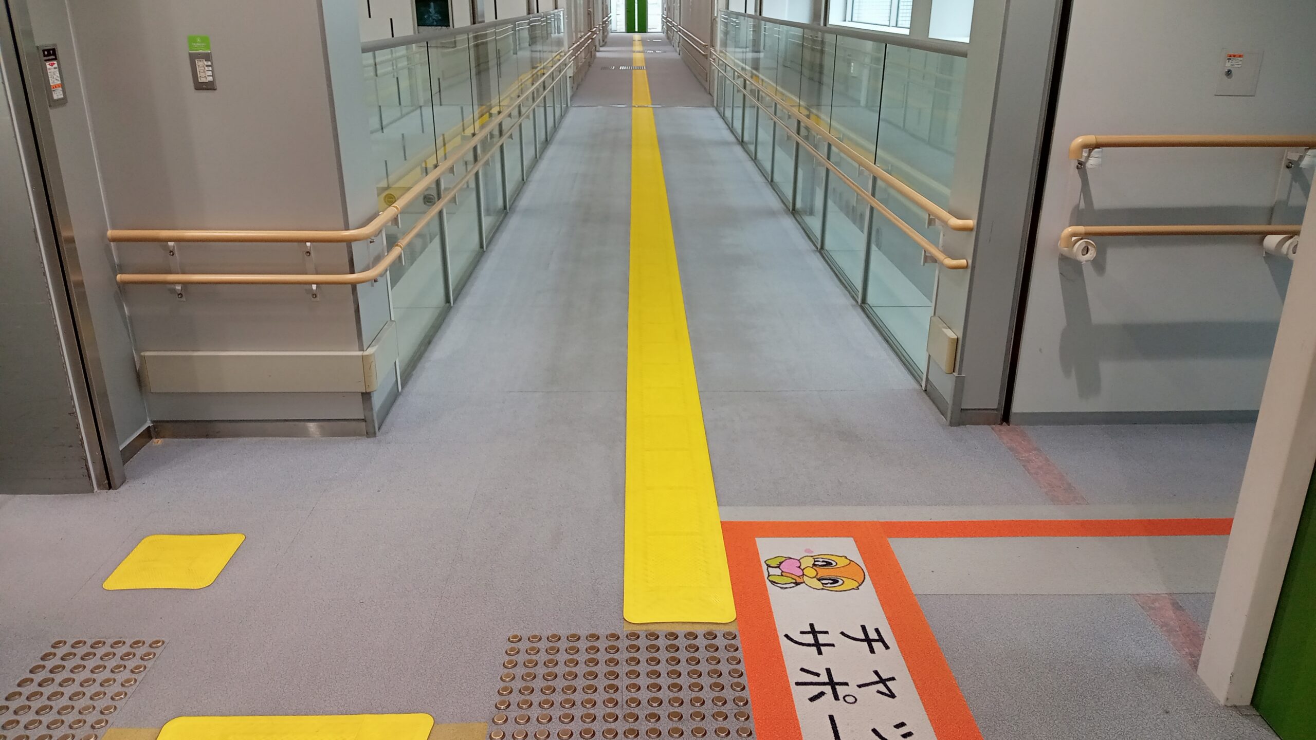 Yellow hodokun have been installed to connect the Tactile paving in the lift hall and to guide way down the corridor.